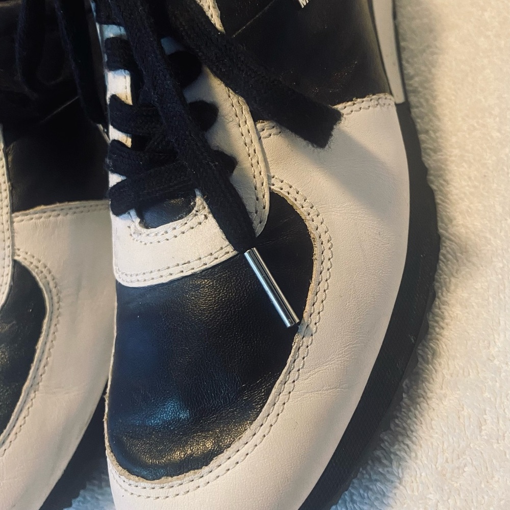 Almost Brand New Women’s Fine Leather Sneakers By MICHAEL KORS - box 4 - Picture 4 of 8